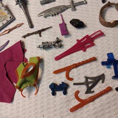 ACCESSORIES FOR VINTAGE ACTION FIGURES (5)