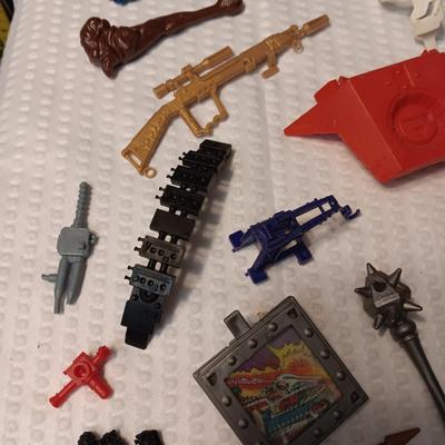 ACCESSORIES FOR VINTAGE ACTION FIGURES (5)