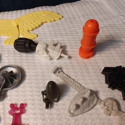 ACCESSORIES FOR VINTAGE ACTION FIGURES (5)