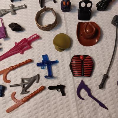 ACCESSORIES FOR VINTAGE ACTION FIGURES (5)