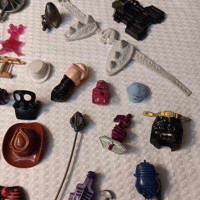 ACCESSORIES FOR VINTAGE ACTION FIGURES (5)