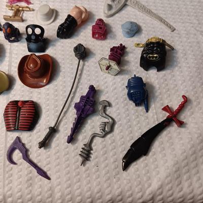 ACCESSORIES FOR VINTAGE ACTION FIGURES (5)