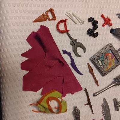 ACCESSORIES FOR VINTAGE ACTION FIGURES (5)