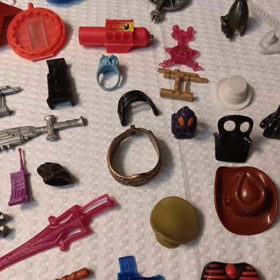 ACCESSORIES FOR VINTAGE ACTION FIGURES (5)