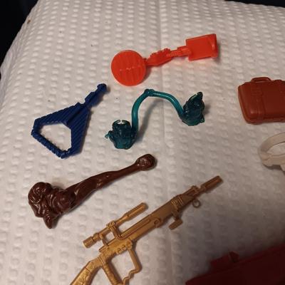 ACCESSORIES FOR VINTAGE ACTION FIGURES (5)