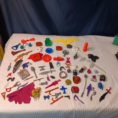 ACCESSORIES FOR VINTAGE ACTION FIGURES (5)