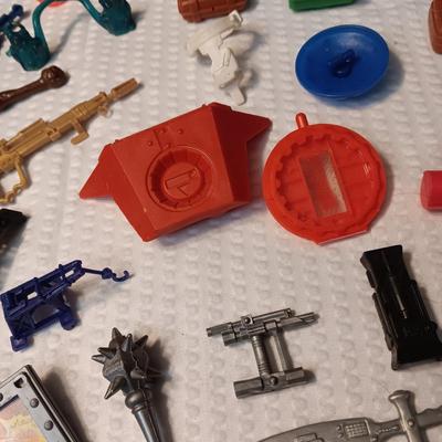 ACCESSORIES FOR VINTAGE ACTION FIGURES (5)