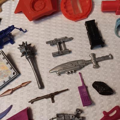 ACCESSORIES FOR VINTAGE ACTION FIGURES (5)