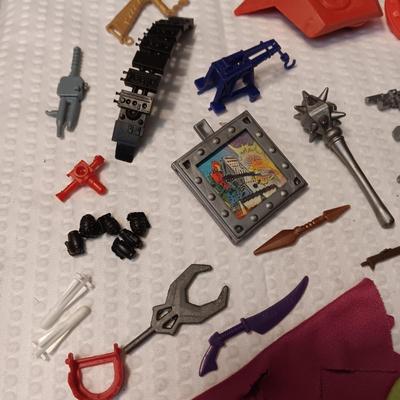 ACCESSORIES FOR VINTAGE ACTION FIGURES (5)