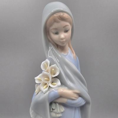 LOT 23L: Lladro Porcelain Figurine Girl With Calla Lilies