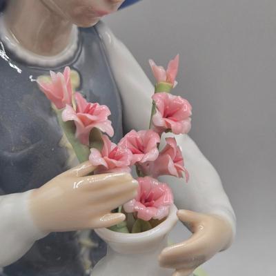 LOT 24L: Retired Lladró Flower Harmony Porcelain Figurine