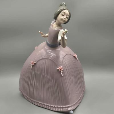 LOT 34L: LLadro Figurine Girl in Pink Dress With Flowers
