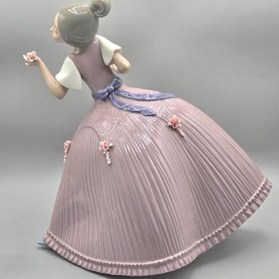 LOT 34L: LLadro Figurine Girl in Pink Dress With Flowers