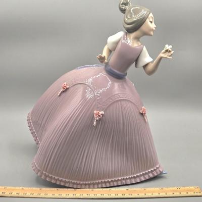 LOT 34L: LLadro Figurine Girl in Pink Dress With Flowers