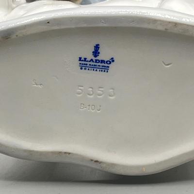 LOT 48L: Lladro Eskimo Riders Figurine