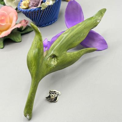 LOT 75L: Porcelain Flower Collection