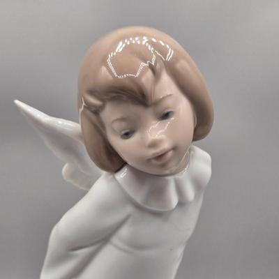 LOT 83L: Lladró Curious Angel