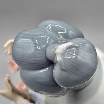 LOT 85L: Lladro Japanese Geisha Girl Arranging Flowers