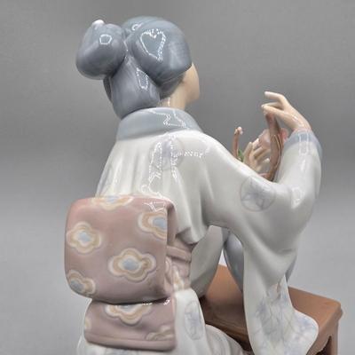 LOT 85L: Lladro Japanese Geisha Girl Arranging Flowers