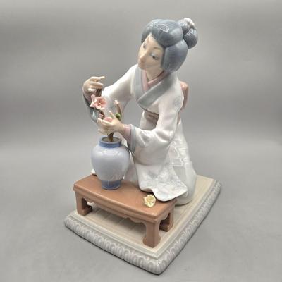 LOT 85L: Lladro Japanese Geisha Girl Arranging Flowers