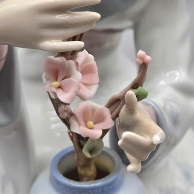LOT 85L: Lladro Japanese Geisha Girl Arranging Flowers