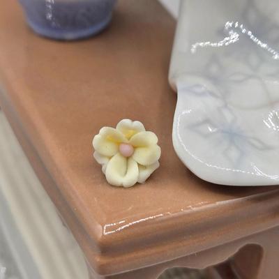 LOT 85L: Lladro Japanese Geisha Girl Arranging Flowers