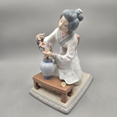 LOT 85L: Lladro Japanese Geisha Girl Arranging Flowers