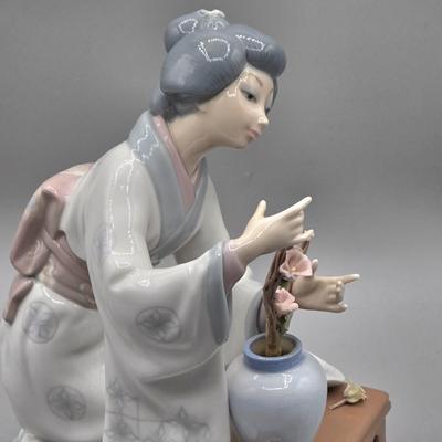 LOT 85L: Lladro Japanese Geisha Girl Arranging Flowers