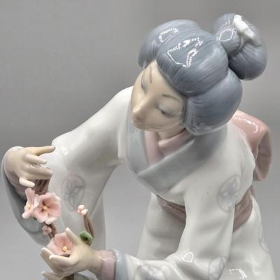 LOT 85L: Lladro Japanese Geisha Girl Arranging Flowers
