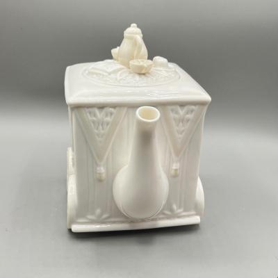 LOT 122D: Glass and Ceramic Collection - Fenton, Lladro and More