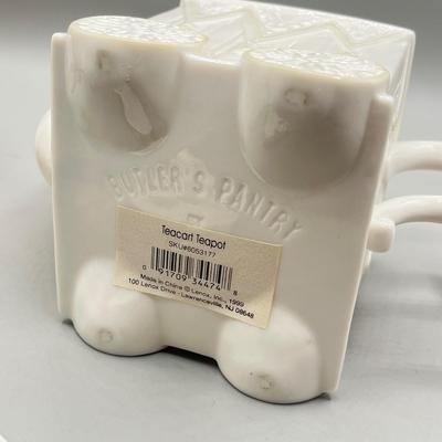 LOT 122D: Glass and Ceramic Collection - Fenton, Lladro and More