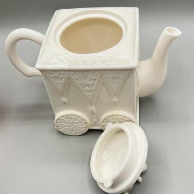 LOT 122D: Glass and Ceramic Collection - Fenton, Lladro and More