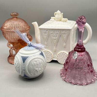LOT 122D: Glass and Ceramic Collection - Fenton, Lladro and More