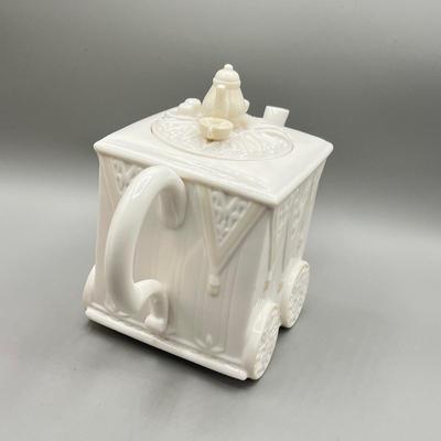 LOT 122D: Glass and Ceramic Collection - Fenton, Lladro and More