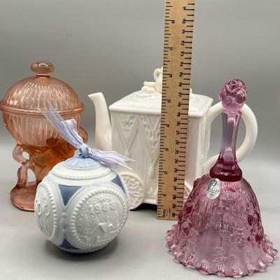LOT 122D: Glass and Ceramic Collection - Fenton, Lladro and More