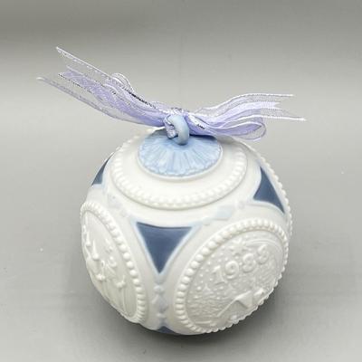 LOT 122D: Glass and Ceramic Collection - Fenton, Lladro and More