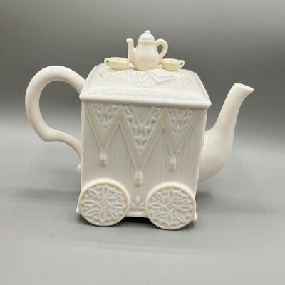 LOT 122D: Glass and Ceramic Collection - Fenton, Lladro and More