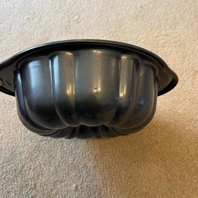 Wilton and Simply Calphalon Bakeware and More (K-BC)