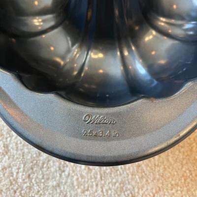 Wilton and Simply Calphalon Bakeware and More (K-BC)