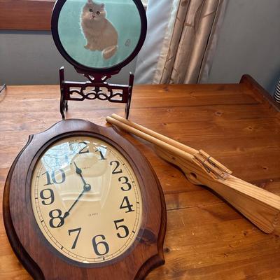 Wall clock, Asian silk embroidery Cat picture