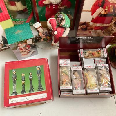 712 Large Christmas Santa Figure Lot