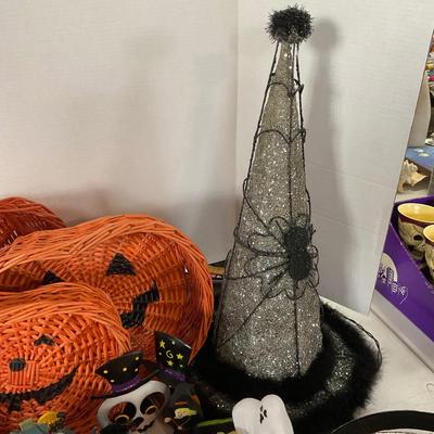 722 Halloween Hat and Basket Decor