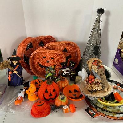 722 Halloween Hat and Basket Decor