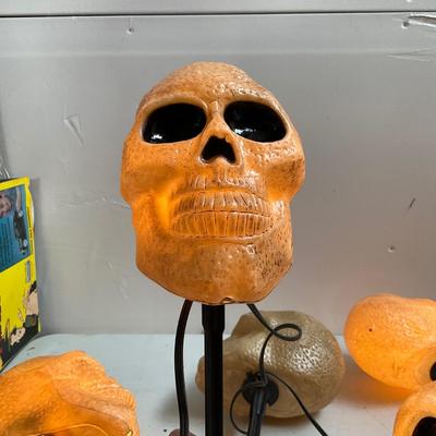 726 Lot of Large Skull Yard Flashing Lights