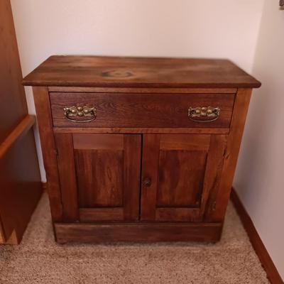 ANTIQUE WASHSTAND WITH DRAWER AND 2 DOOR CUPBOARD ON CASTERS