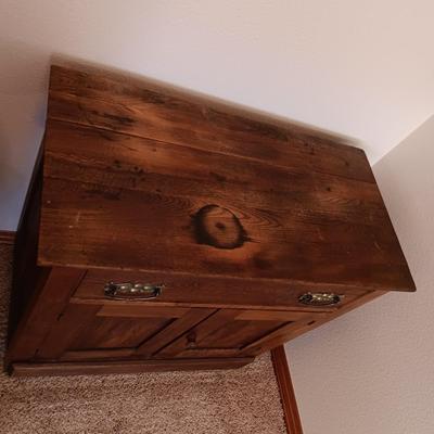 ANTIQUE WASHSTAND WITH DRAWER AND 2 DOOR CUPBOARD ON CASTERS