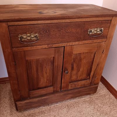 ANTIQUE WASHSTAND WITH DRAWER AND 2 DOOR CUPBOARD ON CASTERS