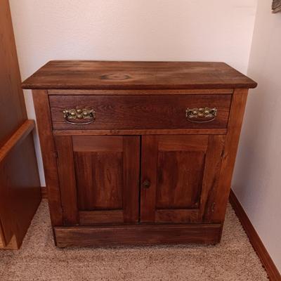 ANTIQUE WASHSTAND WITH DRAWER AND 2 DOOR CUPBOARD ON CASTERS