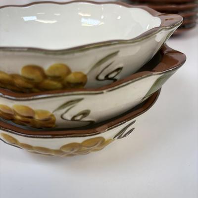 LOT 32: Vintage Stangl Pottery "Sculpted Fruit" Dinnerware Collection