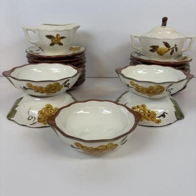 LOT 32: Vintage Stangl Pottery "Sculpted Fruit" Dinnerware Collection